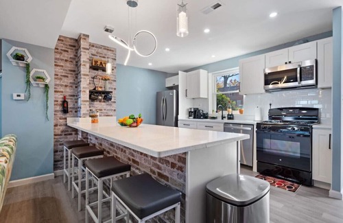 Potomac West House | Alexandria Old Town home-walking distance to Metro