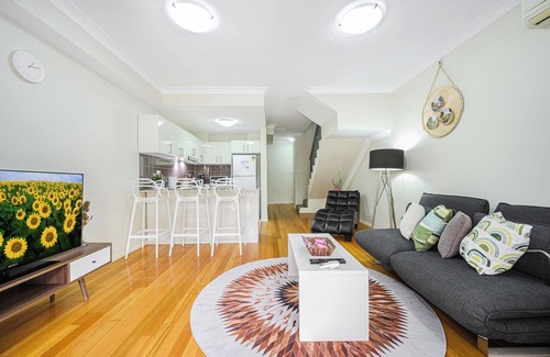 Alexandria Apartment | Alexandria To Sydney Central/Sydney Park/Shop