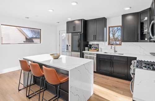 Minneapolis Apartment | Aleyeh suites Top floor unit3