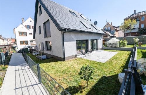 Stuttgart Apartment | ALFA Stuttgart Doppelzimmer Teeküche Porsche Bosch l Gemeinschaftsbad WIFI SmartTV l Terrasse l Double room with kitchenette and shared bathroom l Terrace BS21A4
