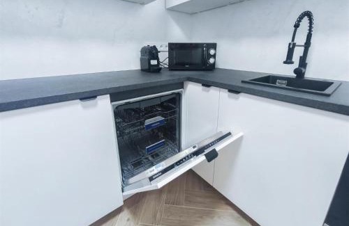 Stuttgart Apartment | ALFA Stuttgart Doppelzimmer Teeküche Porsche Bosch l Gemeinschaftsbad WIFI SmartTV l Terrasse l Double room with kitchenette and shared bathroom l Terrace BS21A4