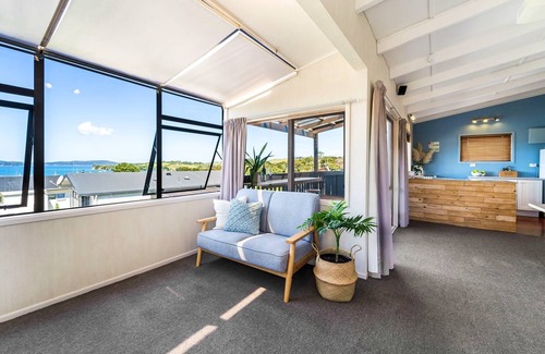 Algies Bay House | Algies Bay - Relax By The Sea