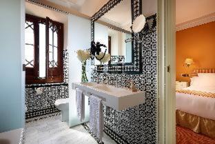 Central District Hotel | Alhambra Palace Hotel