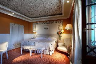 Central District Hotel | Alhambra Palace Hotel