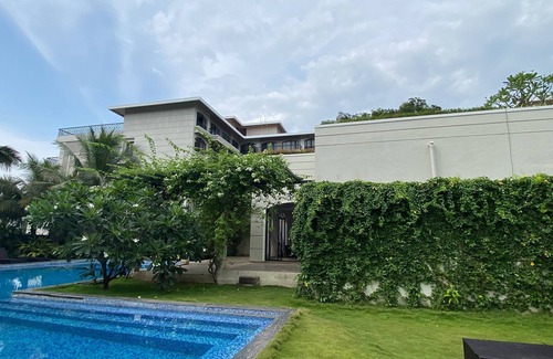 Alibaug Apartment | Alibaug - Holiday Home Mountain and Pool view - Studio Apt