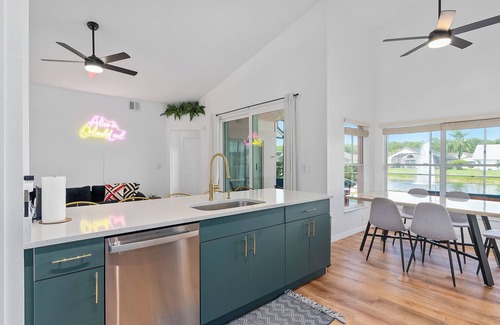 Kissimmee House | Alice in Wonderland Themed house with Illusion Room, Private Pool in Kissimmee