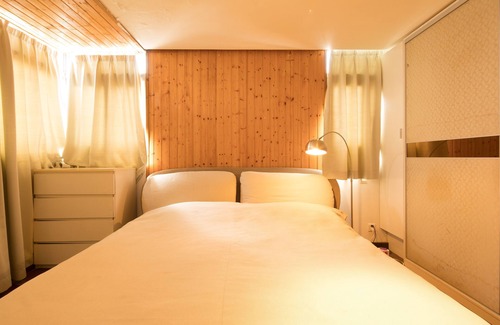 Downtown Shanghai Bed & Breakfast | {Alive} King Bed w/ Pivate Jacuzzi at People Square