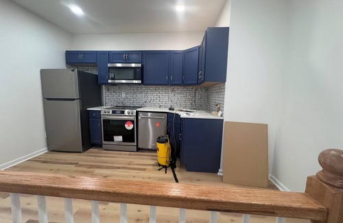 North Philadelphia Apartment | All amenities from washer dryer to central air. Bus takes minutes to center city