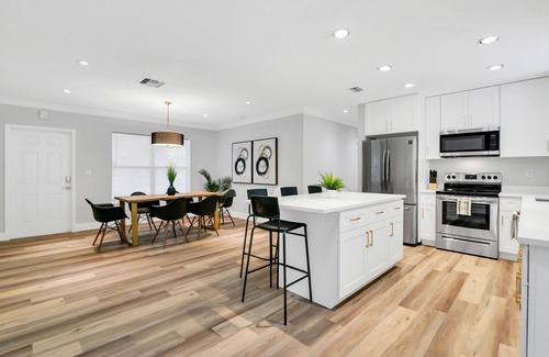 Pompano Beach House | All Brand New Salt Water Heated Pool Oasis Near the Beach