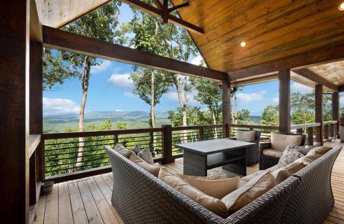 Blue Ridge House | All Decked Out - Blue Ridge Heights - Luxury, Pet-friendly, Hot Tub, Spacious Deck, Mountain Views, 5 minutes to Downtown - Blue