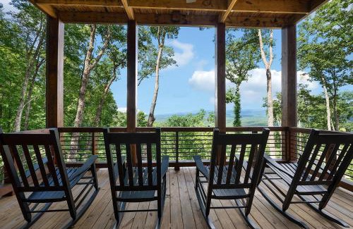 Blue Ridge House | All Decked Out - Blue Ridge Heights - Luxury, Pet-friendly, Hot Tub, Spacious Deck, Mountain Views, 5 minutes to Downtown - Blue