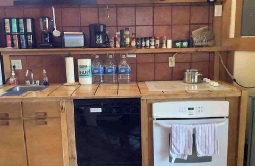 Cripple Creek Cottage | All Fees Included-Romantic Mountain Getaway Honeymooner Cozy Cottage w/Hot tub.