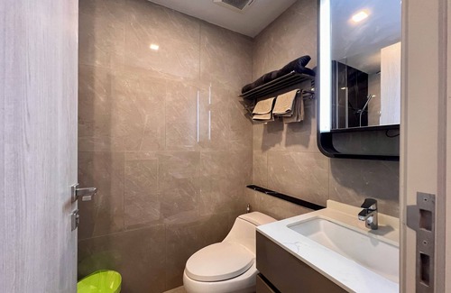Rama 9 Apartment | All-Inclusive High Floor Studio w/Balcony, Pool & Gym, MRT 200m Away