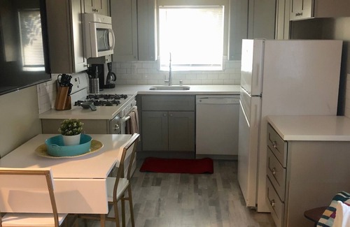 Nice Cottage | ALL INCLUSIVE AMENITIES:Kayak,SUP,Pedal Boat,PingPong,Pickleball,Movie Nt &MORE!