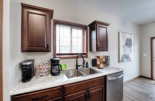 Sioux Falls House | ALL NEW in Sioux Falls WHY Stay in a MOTEL! 2 BEAUTIFUl bed sleep seven home