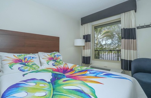 Trailer Estates Hotel | All-New, Private, 70" TV, Heated Pool, Tiki Bar & Grill