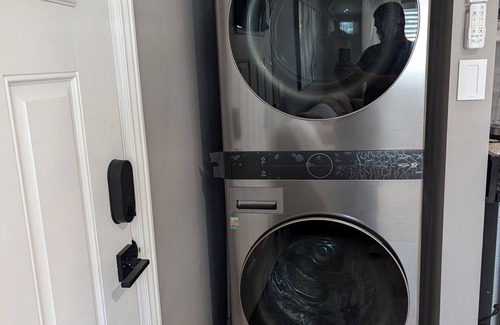 Ontario Apartment | All Private Studio LV2 EV Charger, Monitor with docking station and washer/dryer