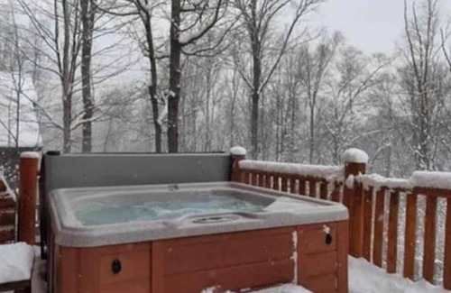 Boyne City Cabin | All Season Adventure - Hot Tub - Luxe Cabin on Boyne Mountain