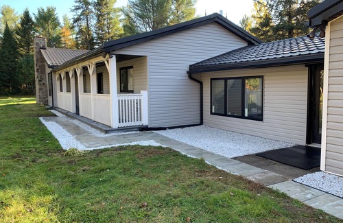 Kazabazua Cottage | All - Season Cozy Retreat Nestled In The Heart of The Village