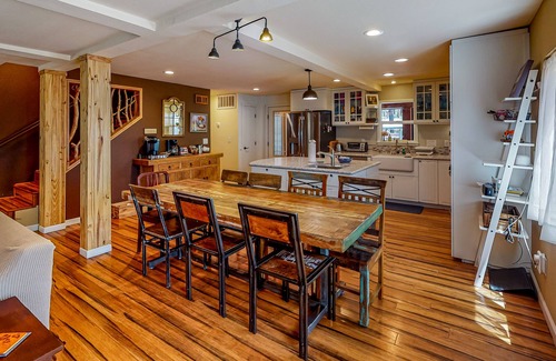 Kings Beach House | All-Season Getaway | Hot Tub & Backyard | Walk 2 Blocks to Lake & Restaurants