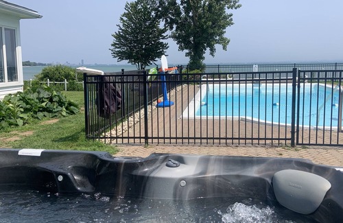 Fort Erie Cottage | All Season Large lux on Water Amazing Skyline - hot tub, pool and beach