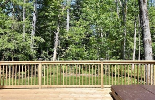 Gravenhurst House | All season Muskoka Cottage with Hot Tub