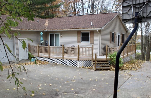 Ludington House | All-Season Vacation Get-Away and Private Disc Golf Course