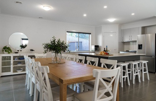 Rosebud House | All Seasons Family Retreat with Spa & Pool table