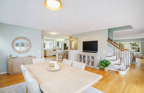 Drayton Plains House | All-sports Maceday Lake relaxing retreat. Recently updated & fully furnished!