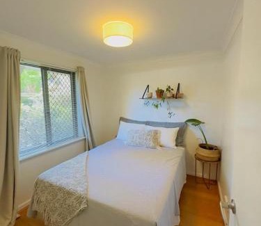 Wembley House | All the comforts by the lake