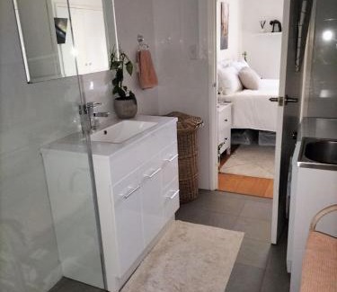 Wembley House | All the comforts by the lake