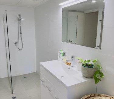 Wembley House | All the comforts by the lake