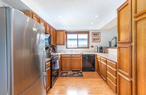 Keizer House | All the Comforts of Home Salem 3 br/2ba Family Neighborhood - 5 Min to Downtown