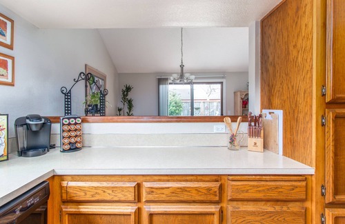 Keizer House | All the Comforts of Home Salem 3 br/2ba Family Neighborhood - 5 Min to Downtown