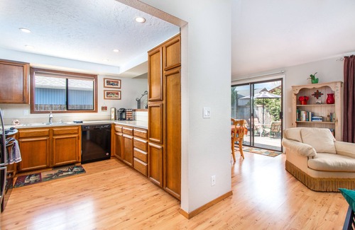 Keizer House | All the Comforts of Home Salem 3 br/2ba Family Neighborhood - 5 Min to Downtown