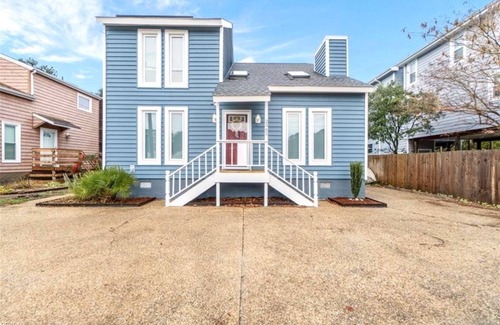 Northeast Virginia Beach House | All the good-without the traffic: modern beach home by Oceanfront and Chix Beach