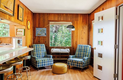 Riverside House | All The Waters Retro Home on Lake Michigan- PRIVATE BEACH-Large, shaded backyard