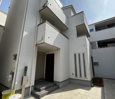 Naniwa Villa | ALL TRUST2馆临近心斋桥道頓堀难波直达梅田世博會关西机场Usj全新独栋别墅四个卧室可住8人超大空间3卫2浴厨房设施齐全电视冰箱洗衣机空调配置齐全免费停车4分钟步行至今宫站