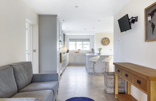 Bridport Cottage | All Views is a beautifully furnished, detached property