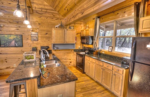 Helen Cabin | Allure Cabin – Family-Friendly Escape w/Fire Pit, Creek & Near Helen!