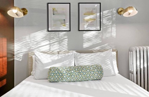 Chicago Apartment | Alluring Studio in Jefferson Park Near Shops