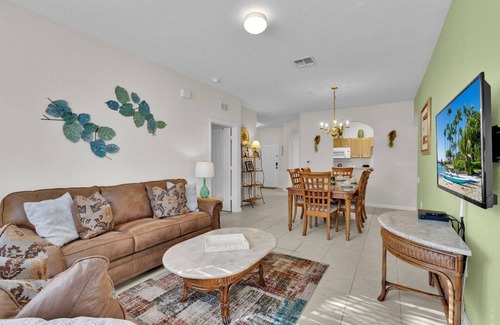 Windsor Hills Condo | ALM2821-104 Summary: