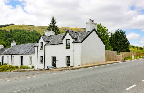 Tyndrum Cottage | ALMA COTTAGE, pet friendly, with a garden in Tyndrum