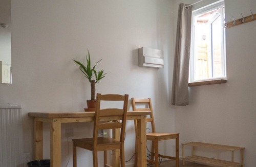 Nottingham House | Almond Studio - entire garden guest house with NETFLIX and fast WiFi