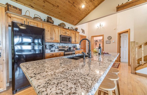 Helen Cabin | Almost Heaven | 3BR 3BA | Year-Round Mountain Views | Hot Tub and Pool Table