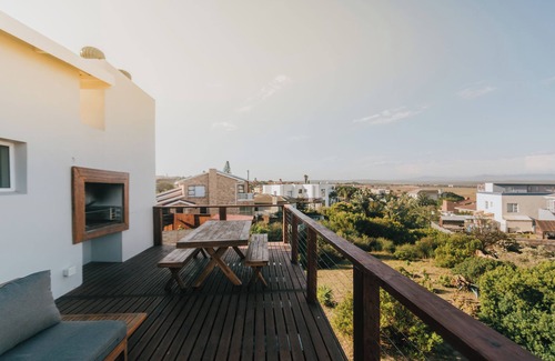 Jeffreys Bay House | Almost Perfect 4-bedroom house in Jbay. Stunning view & 500m walk to the beach!