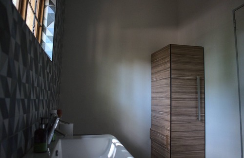 Waterkloof Glen Bed & Breakfast | Aloha Lodge spacious bedroom, sleeps 2, with its own entrance and a garden view