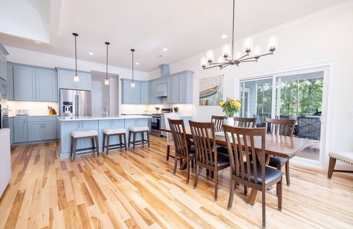 Seneca House | Aloha! Paradise On Keowee with Hot Tub & Dock