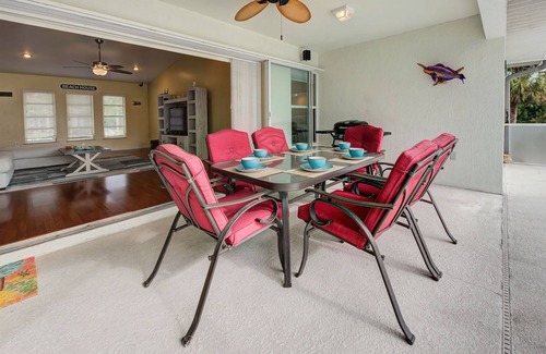 Long Meadow House | Aloha Shores | Pet friendly | Pool | fenced yard