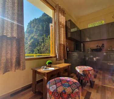 Old Manali Hotel | Alooma Cafe and Homestay